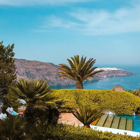 With Sunset Views In Santorini 이메로비글리